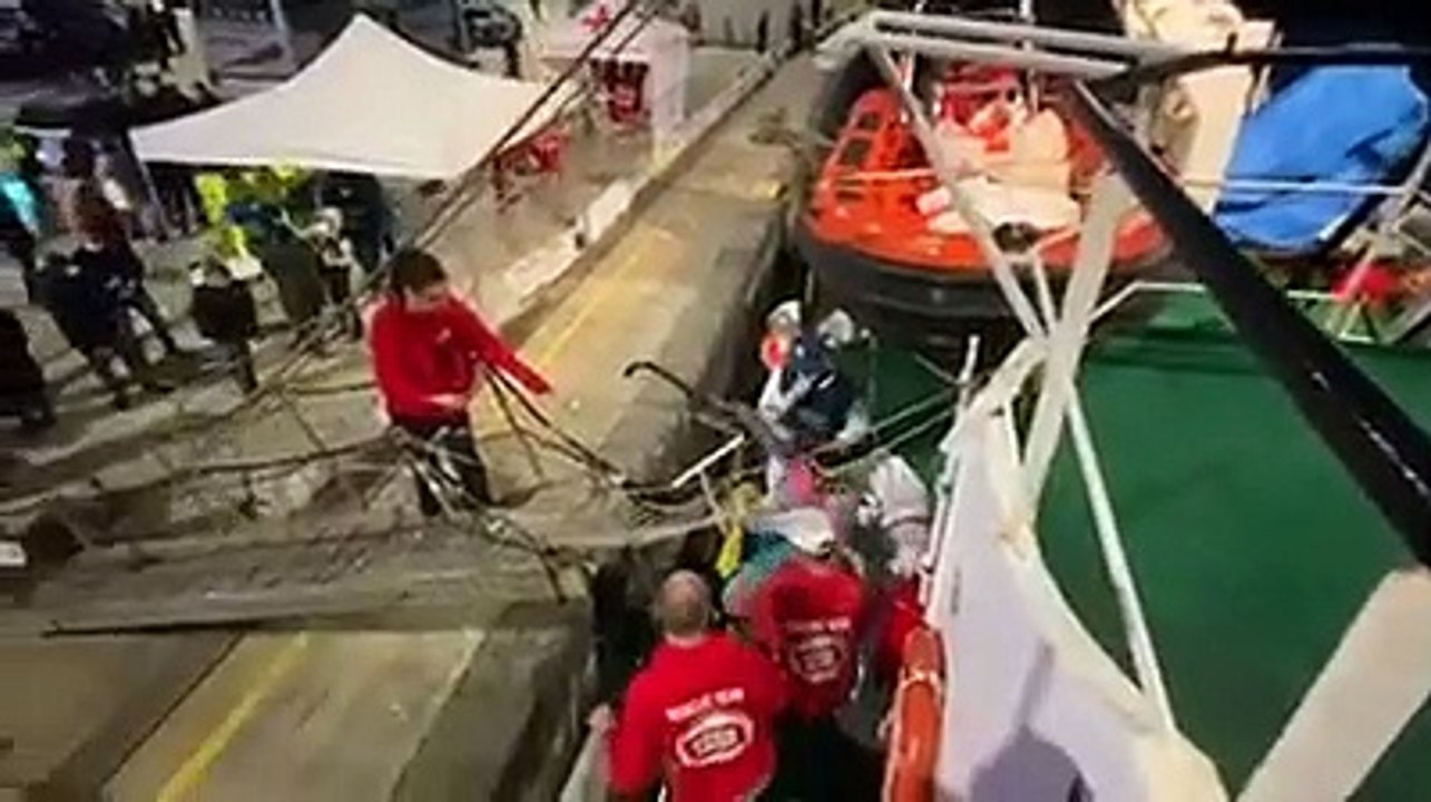 Messina: Open Arms giunta al porto con 122 profughi, le immagini dello sbarco