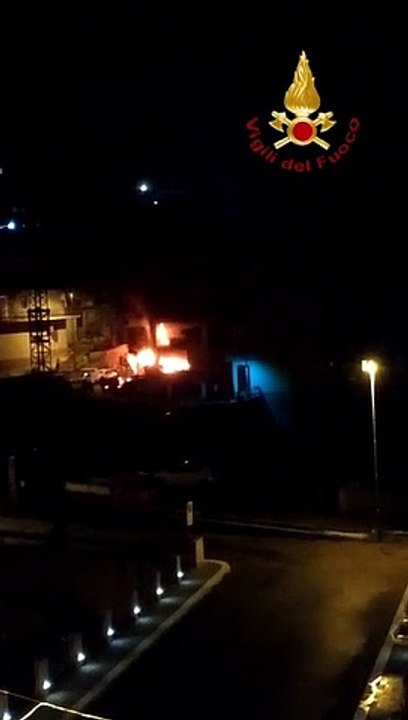 Messina, incendio a Santo Stefano Briga: le immagini