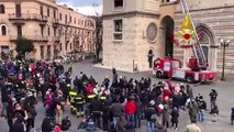 Messina, grande festa a Piazza Duomo: arriva la Befana dei Vigili del Fuoco