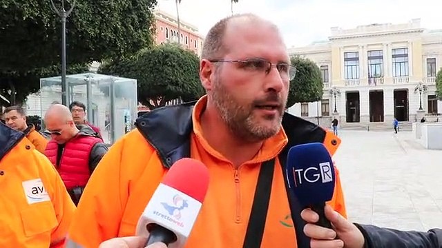 Emergenza rifiuti a Reggio Calabria, protesta lavoratori Avr: qui litigano e a farne le spese sono gli operai