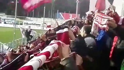 Dentro il tifo amaranto: i tifosi reggini cantano nel settore ospiti