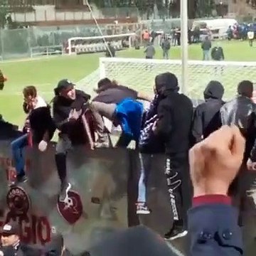 Reggina-Ternana: giovane ultrÃ cade dalla vetrata della curva sud