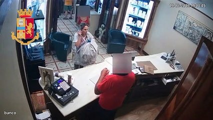 Reggio Calabria: le immagini della 37enne che rubava in gioielleria a Gioia Tauro
