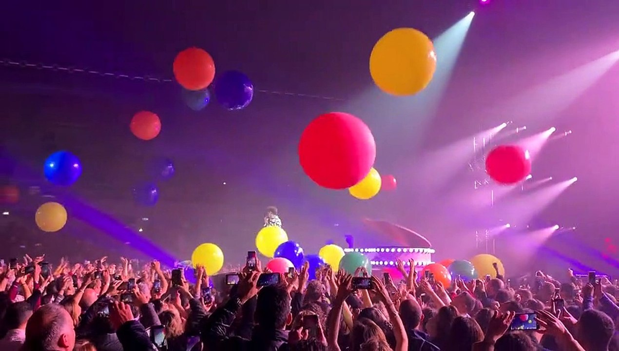 Mika conclude il concerto di Reggio Calabria sulle note di Grace Kelly