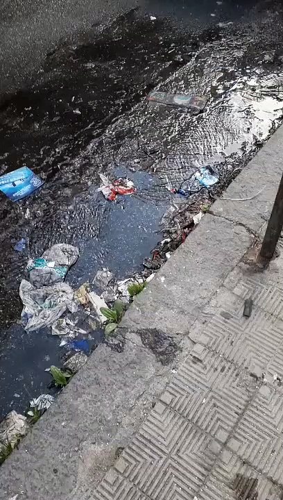 Perdita di acqua sul Viale Aldo Moro a Reggio Calabria, le immagini