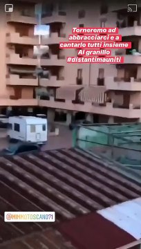 Coronavirus, flash mob a Reggio Calabria: la gente Vai Reggina dai balconi