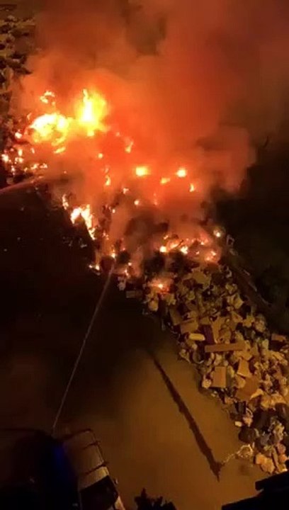 Reggio Calabria, le immagini dell'enorme incendio di rifiuti al Rione Marconi