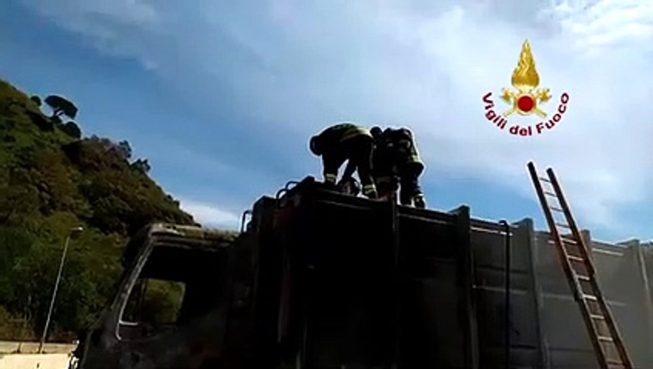 Incendio sul viale Giostra a Messina, autocompattatore in fiamme: le immagini