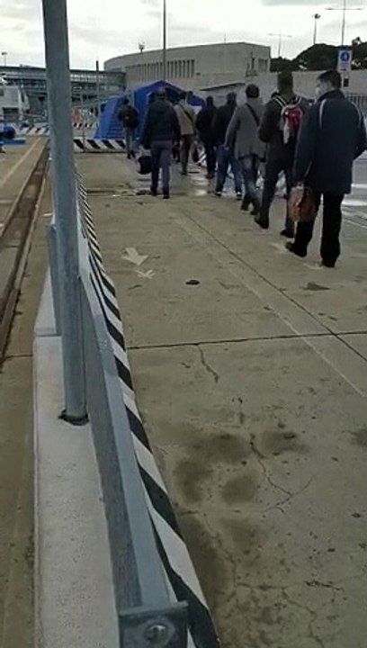 Aliscafi sullo Stretto, le immagini del porto di Messina: nessun controllo sanitario per i passeggeri