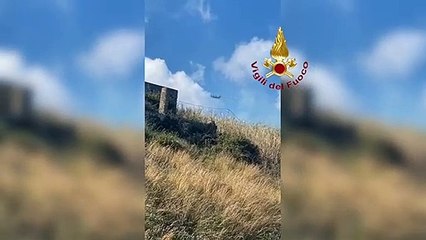Incendio a Vulcano, le immagini dei canadair in azione