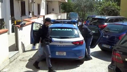 Video herunterladen: Reggio Calabria: la Polizia di Stato ha organizzato una raccolta benefica di generi alimentari donati ai piÃ¹ bisognosi