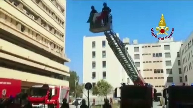 Coronavirus, le immagini dell'omaggio dei Vigili del Fuoco agli operatori sanitari del Policlinico di Messina