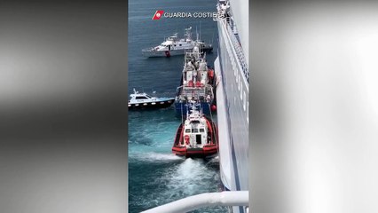 Coronavirus, migranti in quarantena sul nave della Tirrenia: le immagini del trasbordo