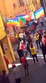 Coronavirus, tra folle e assembramenti: a Bologna si festeggia il 25 aprile cantando in strada Bella Ciao