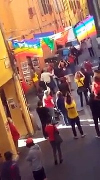 Coronavirus, tra folle e assembramenti: a Bologna si festeggia il 25 aprile cantando in strada Bella Ciao