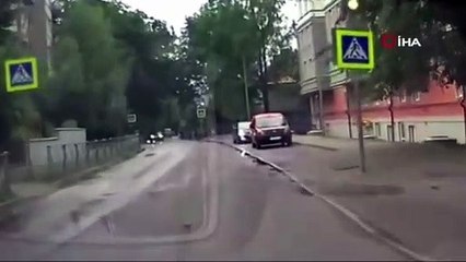 Rusya'da otomobil asfaltın çökmesiyle çukura düştü