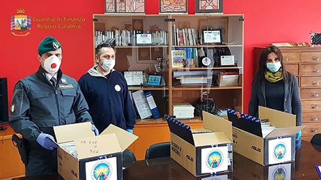 I Militari della Guardia di Finanza di Reggio Calabria distribuiscono tablet agli alunni della scuola De Gasperi