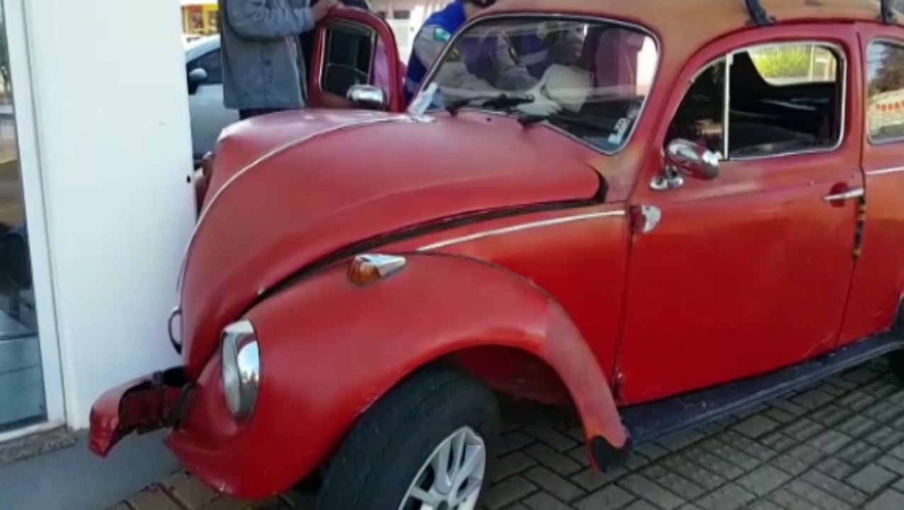 Fusca avança sobre calçada e atinge parede de empresa no Coqueiral