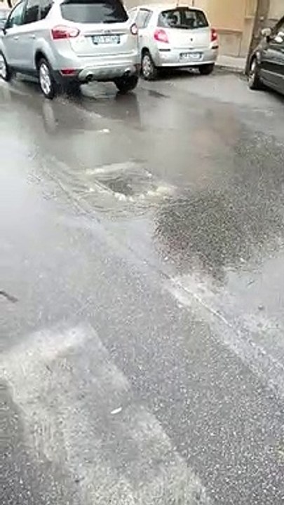 Reggio Calabria, grossa perdita d'acqua potabile in via Reggio Campi al Cimitero di Condera