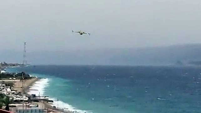 Reggio Calabria: le immagini del Canadair che da questa mattina sta domando le fiamme