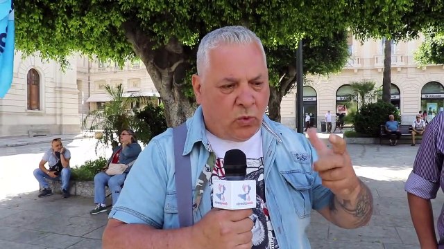 Reggio Calabria, protesta dei lavoratori Avr a Piazza Italia. Faccioli: dateci la possibilitÃ di mantenere i nostri figli