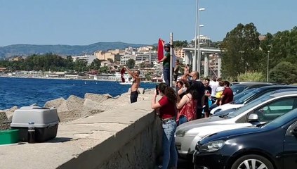 Reggina, l'arrivo del catamarano con Menez a bordo