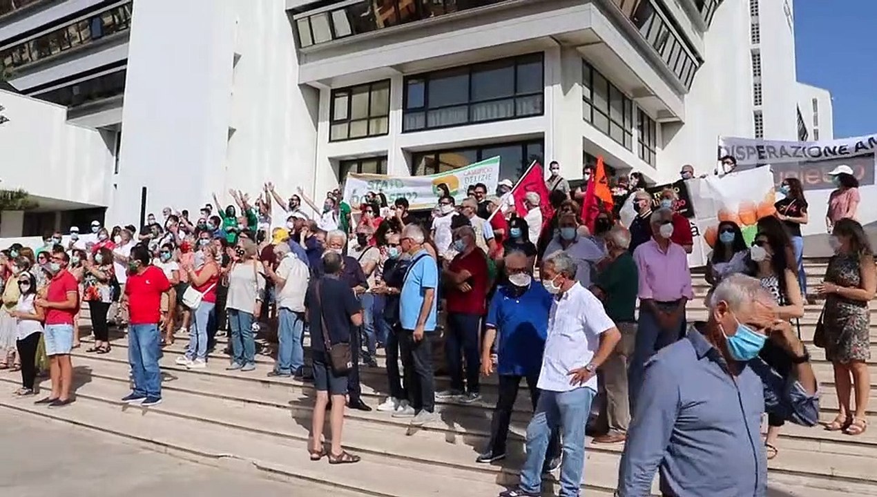 Emergenza rifiuti, sit-in di Libera al Consiglio Regionale. I cori dei manifestanti: "noi vogliamo Reggio pulita"