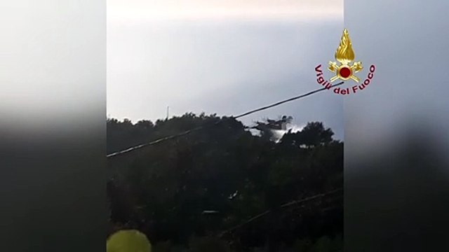 Le immagini del Canadair mentre spegne l'incendio a Gioiosa Marea