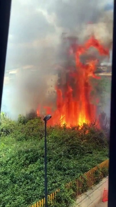 Reggio Calabria, le immagini delle fiamme alte nella sede della Polizia Municipale