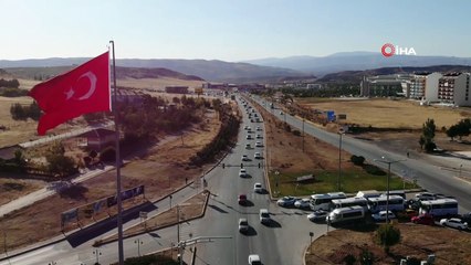 'Kilit kavşak'ta bayram yoğunluğu: Kilometrelerce kuyruk oluştu