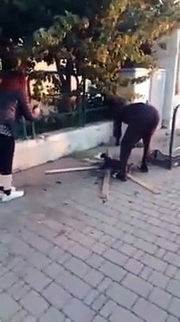 Uccide un gatto e lo cucina sul marciapiede: 21enne denunciato, le immagini