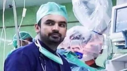 Did this doctor remove his PPE kit to save a corona patient?