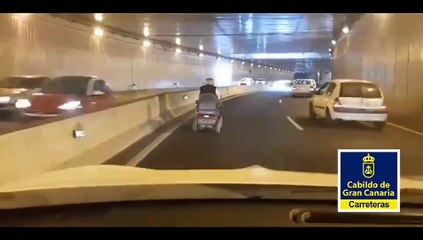Anciano arriesgó su vida y cruzó un túnel de alta velocidad en una silla de ruedas