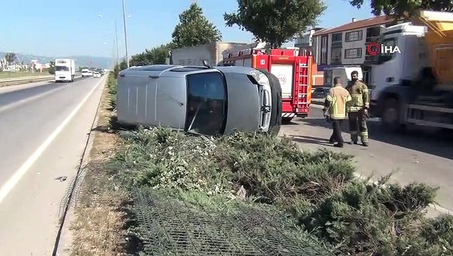 Kontrolden çıkan otomobil orta refüje çarpıp yan yattı...Kaza anı kamerada