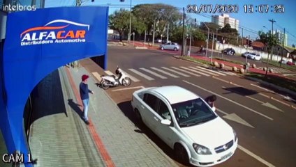 Vídeo flagra carro derrubando semáforo após colisão contra moto no São Cristóvão
