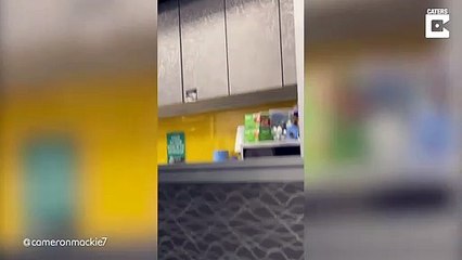 Regardez qui vient dire bonjour par le plafond dans la cuisine... Adorable