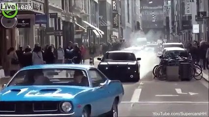 Ils s'amusent à faire un gros burn en pleine ville... Mais la police n'est pas loin