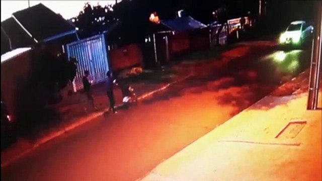Impressionante: câmera flagra veículo atingido carrinho e ferindo bebê de 1 ano e seis meses
