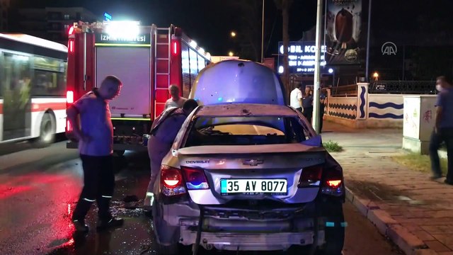 Yanan otomobili yol kenarına bırakan sürücü olay yerini terk etti - İZMİR