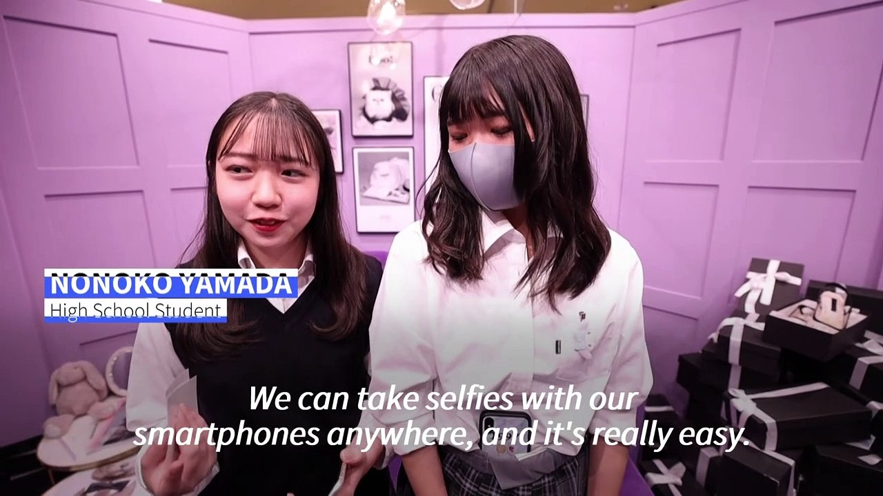 Japan's purikura photo booths cling on