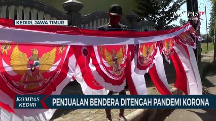 Pedagang Bendera Tetap Berjualan Di Tengah Pandemi Corona