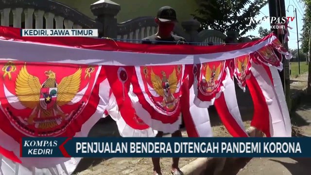 Pedagang Bendera Tetap Berjualan Di Tengah Pandemi Corona