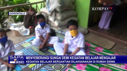 Demi Belajar, Guru dan Siswa Rela Seberangi Sungai