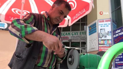 - Bıçaklar kurbanlıklar için bileniyor