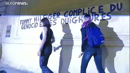 Les "Colleuses" dénoncent le génocide des Ouïghours