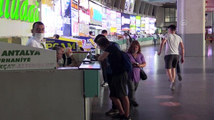 İzmir'deki otobüs terminalinde bayram öncesi hareketlilik