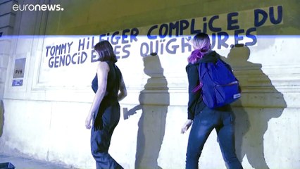 Les "Colleuses" dénoncent le génocide des Ouïghours