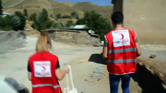 Kapı kapı dolaşarak ihtiyaç sahiplerinin gönüllerine dokunuyorlar - BİTLİS
