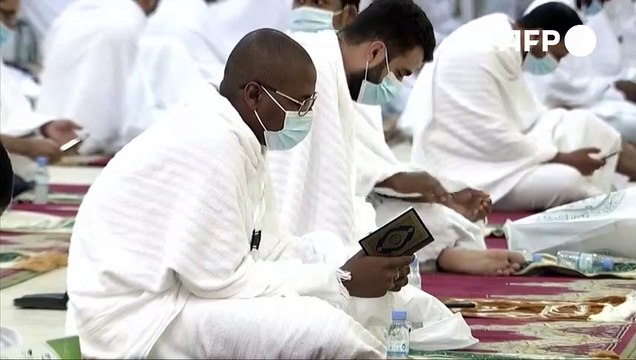 أعداد محدودة من الحجاج تؤدي الركن الاعظم من الحج