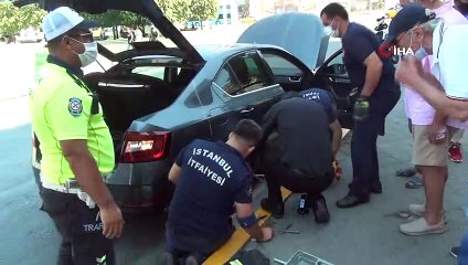 Taksim’de yavru kedileri kurtarma operasyonu